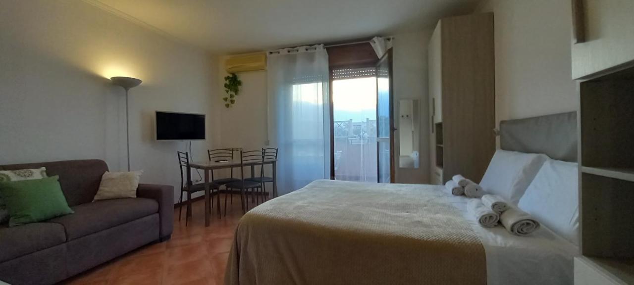 Alloggio Turistico A Via Modugno Vitinia エクステリア 写真